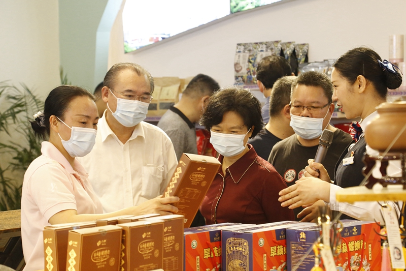 10.參觀那馬服務(wù)區(qū)扶貧產(chǎn)品展銷廳，此為廣西高速公路第一家扶貧產(chǎn)品展銷廳.JPG