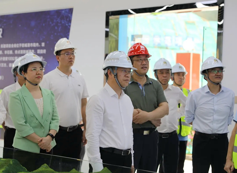 譚丕創(chuàng)（左二）、唐軼昂（左一）聽取項目情況介紹.jpg