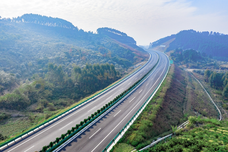 6.高速公路與群山相連，植被覆蓋率高，與原生態(tài)環(huán)境恢復(fù)有機(jī)結(jié)合.jpg