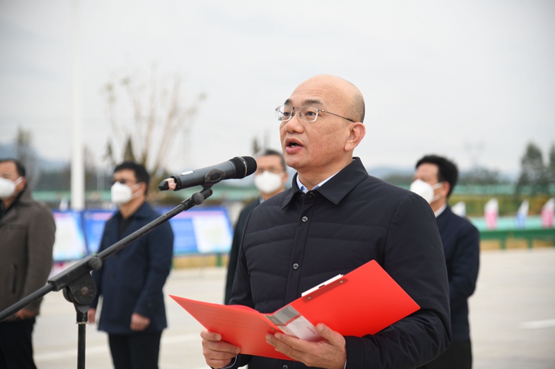 自治區(qū)交通運輸廳黨組成員、總工程師陳津維宣布通車.jpg